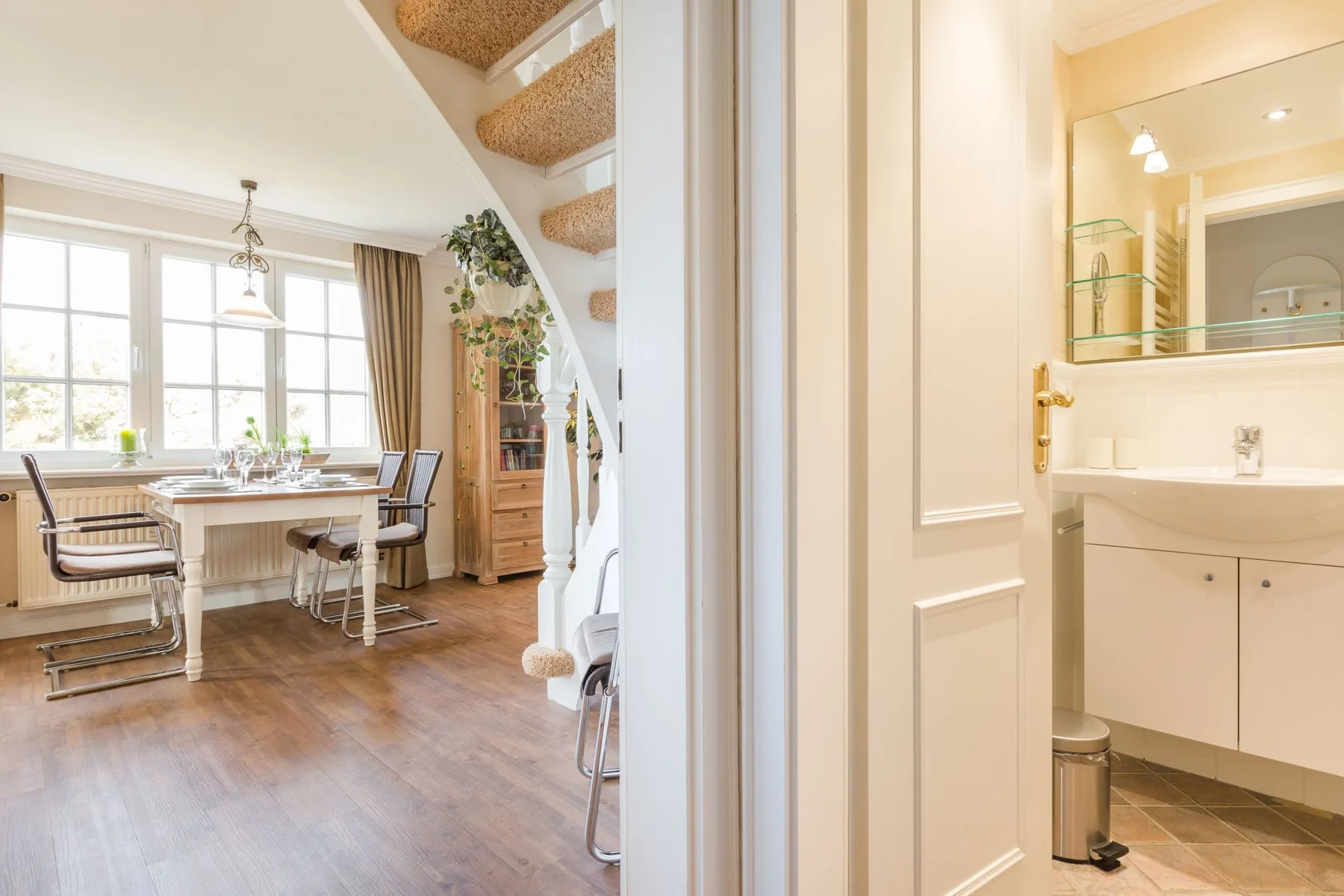 Unmittelbar am Strand gelegenes, sehr großzügiges 3-Raum-Appartement im OG&DG.