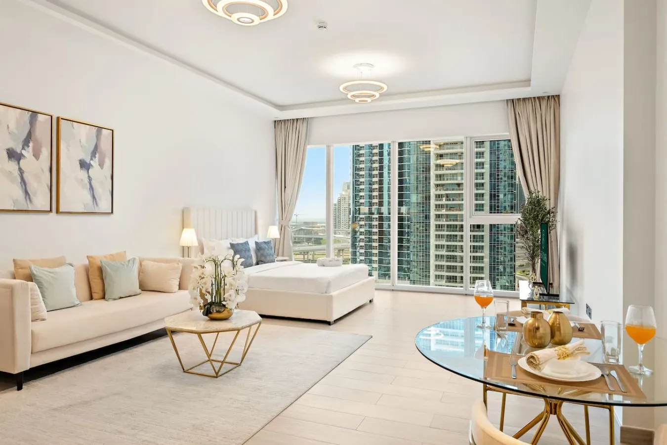 Una sala luminosa con asientos y grandes ventanales con vistas a edificios cercanos.