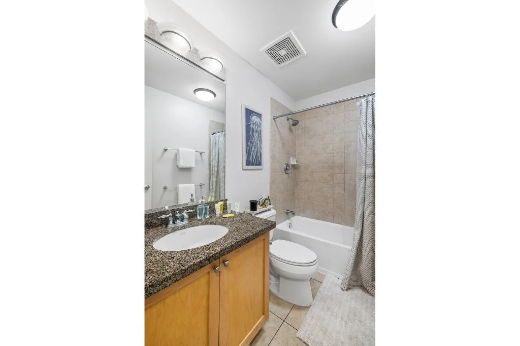 Un baño con un lavabo junto a una bañera con ducha.