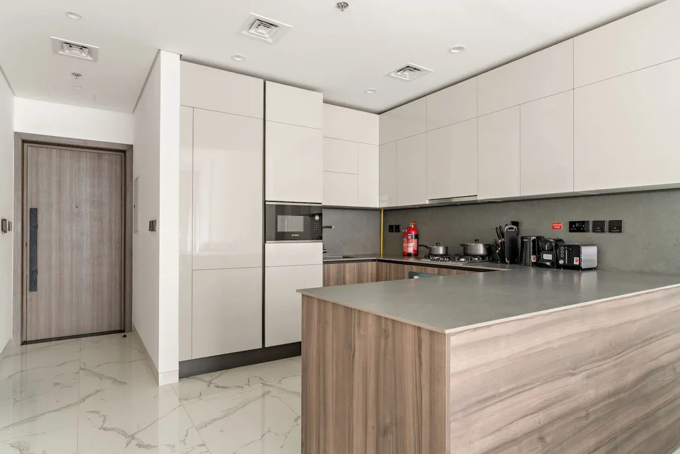 Una cocina moderna con gabinetes claros y una amplia isla.