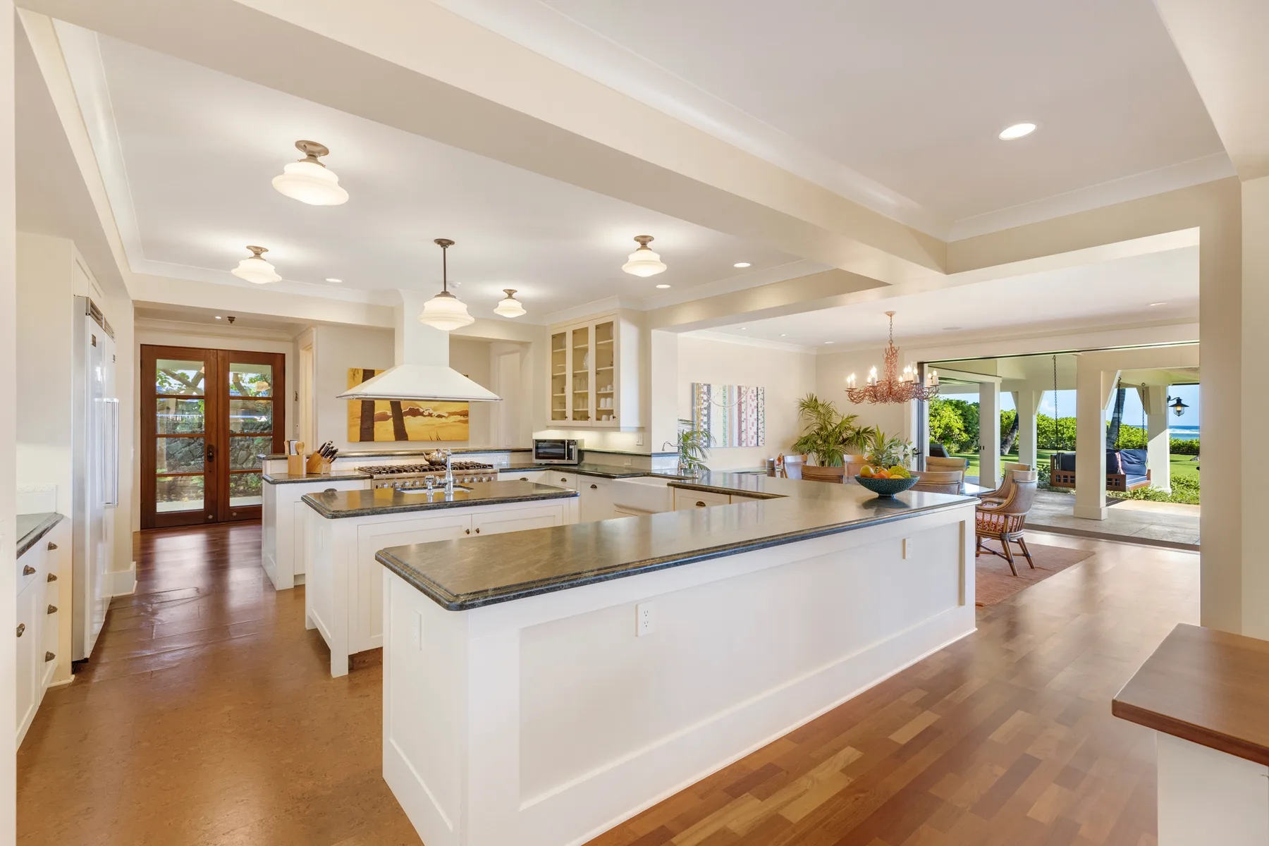 Una cocina amplia con gabinetes blancos y una gran isla central.