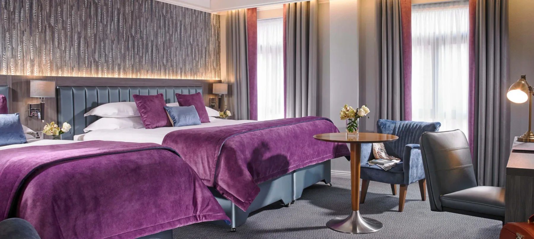 Habitación Doble Superior con asientos y ropa de cama morada