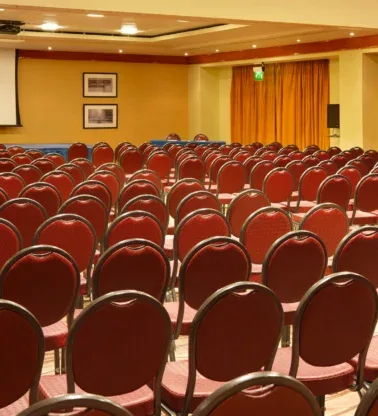 Sala de conferencias con asientos dispuestos en filas