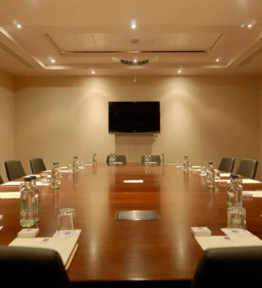 Sala de reuniones del hotel con una mesa larga