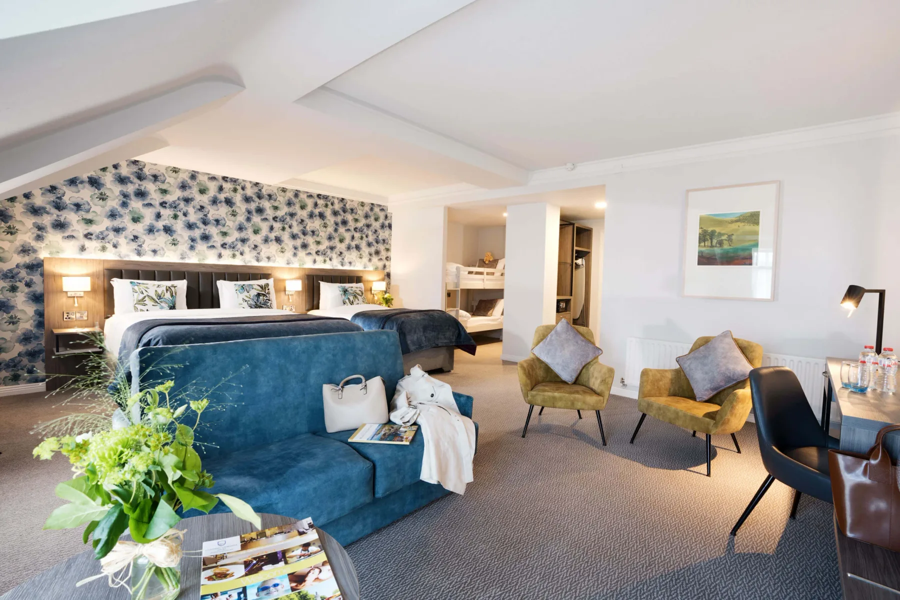 Habitación Club con camas dobles, literas y asientos