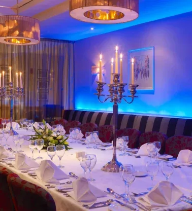 Comedor privado preparado para una comida