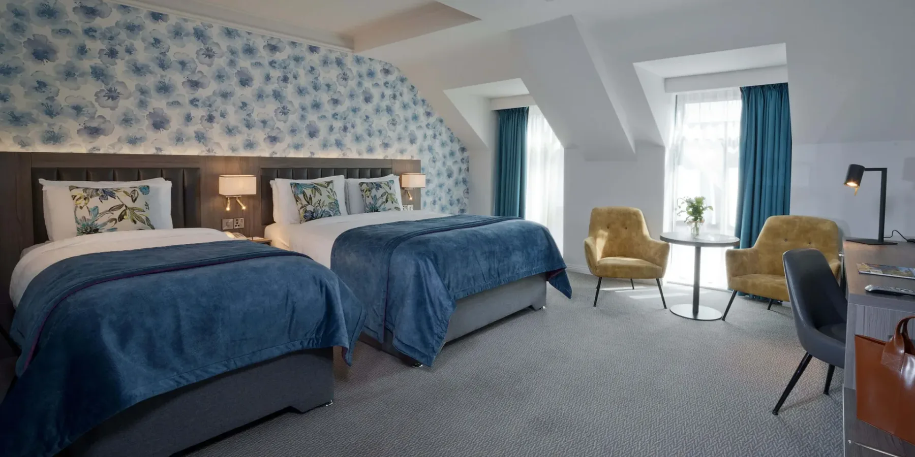 Habitación Doble Superior con dos camas individuales y asientos