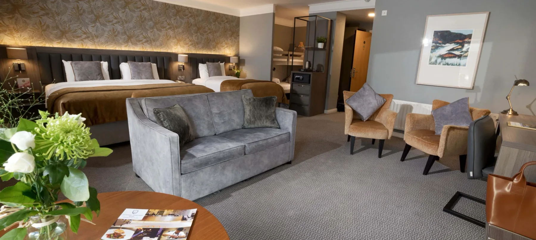 Habitación Club con camas, sofá y asientos