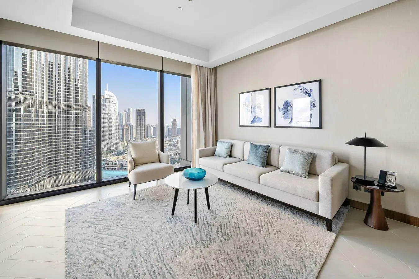 Una sala luminosa con asientos junto a grandes ventanales con vistas a la ciudad.