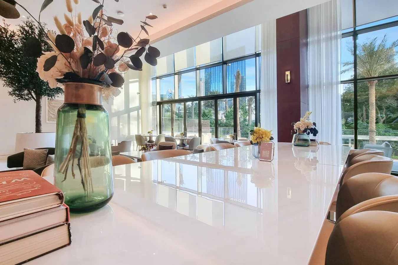 Un comedor luminoso con una mesa larga junto a ventanales.