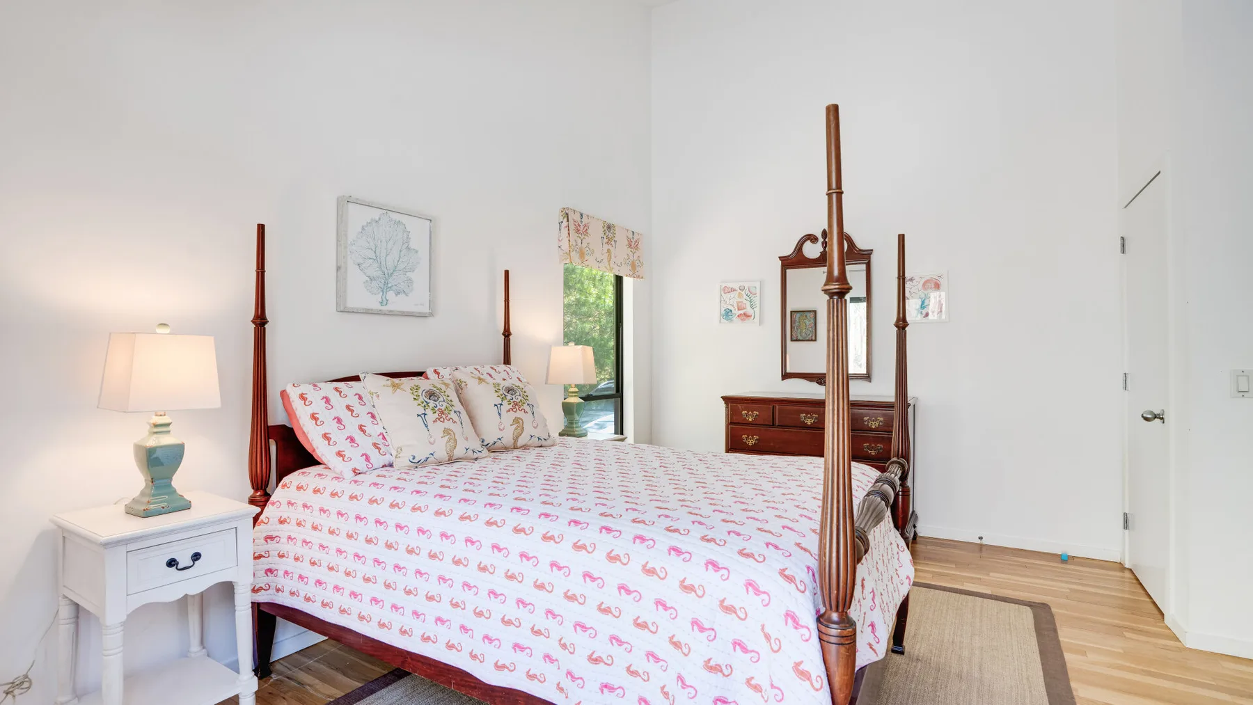 Un dormitorio con una colcha estampada y mesitas de noche a juego.