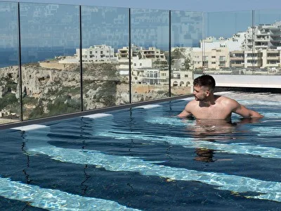 Piscina infinita en la azotea
