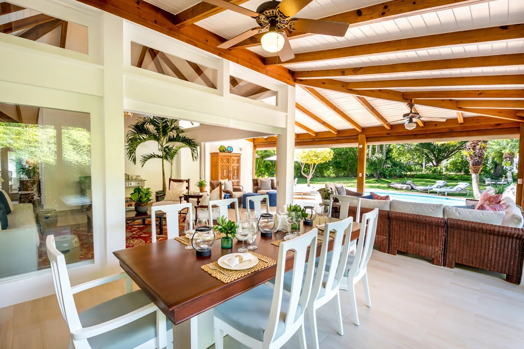 Un comedor se abre a un patio cubierto con vistas al jardín.