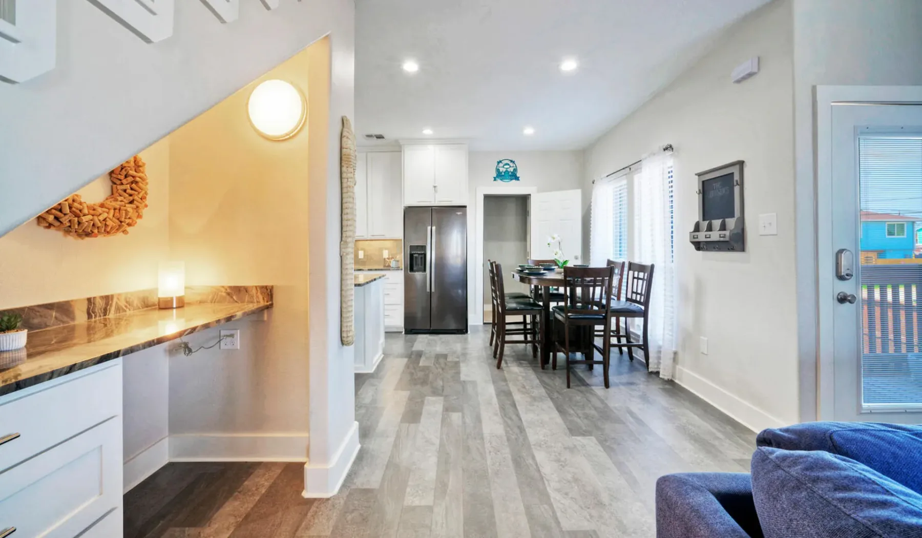 Cocina y comedor de concepto abierto con una mesa y sillas.