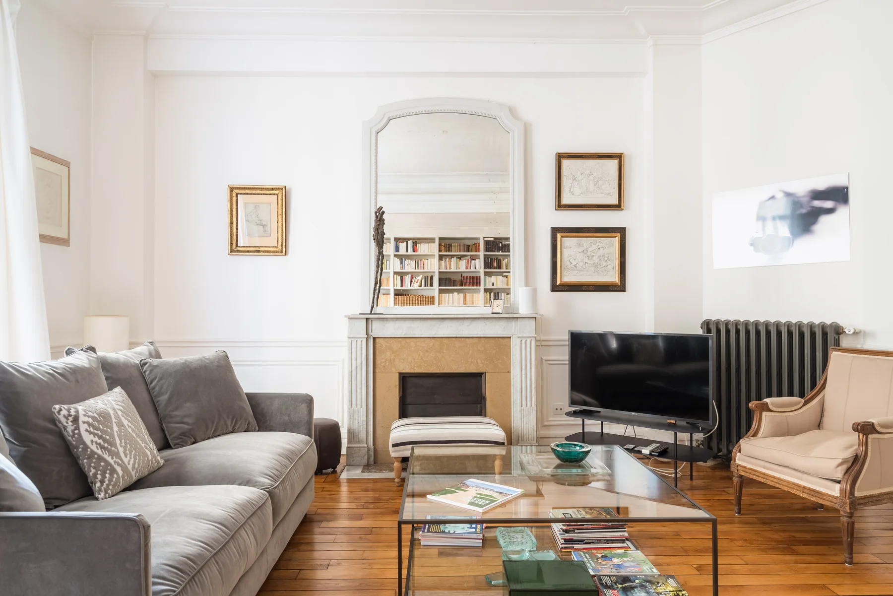Una sala luminosa con asientos alrededor de una chimenea y una mesa de centro.