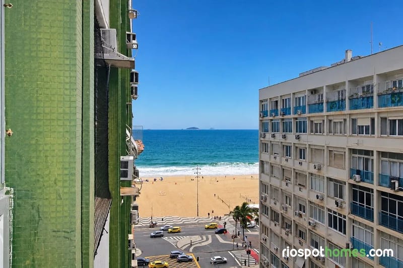 Vista para o mar na quadra da Praia de Copacabana