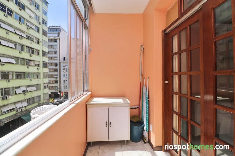 Apartamento com vista lateral para o mar em Copacabana