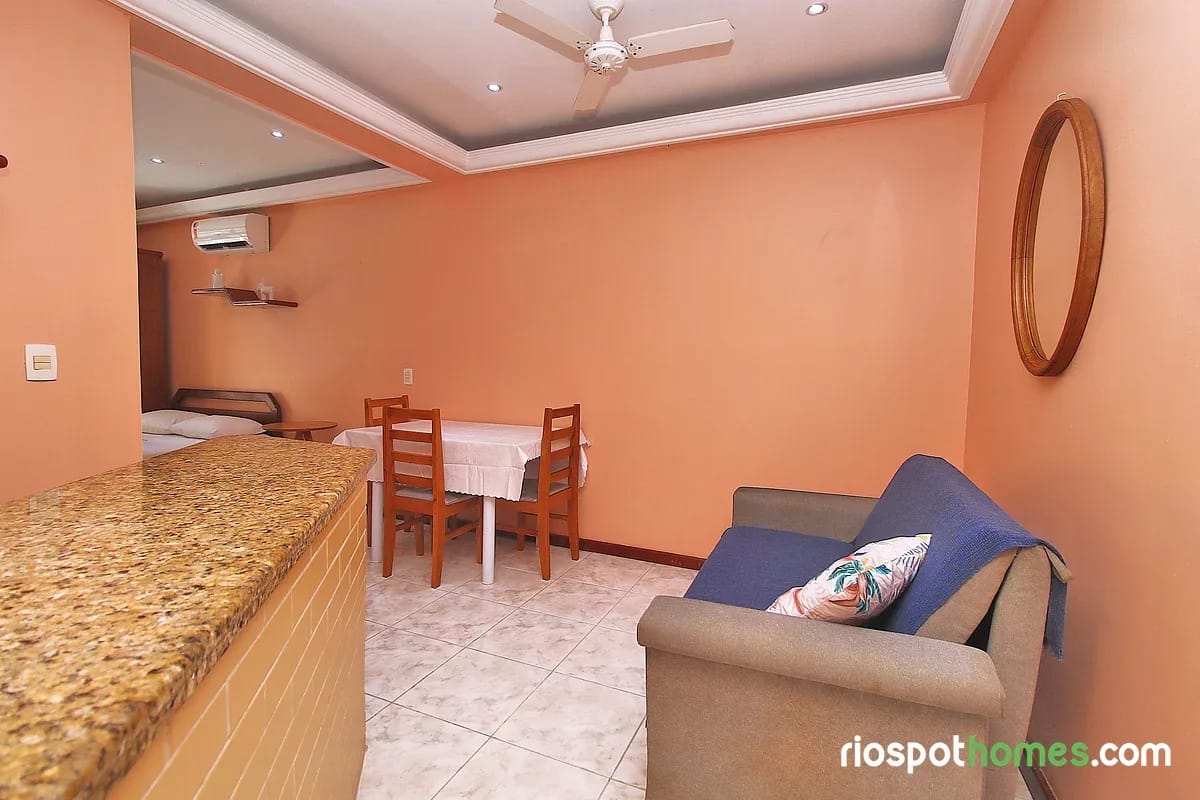 Apartamento com vista lateral para o mar em Copacabana