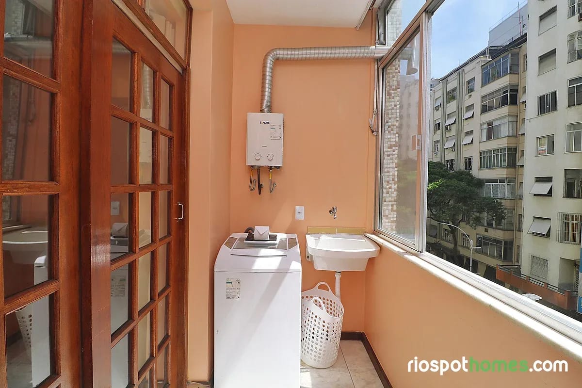 Apartamento com vista lateral para o mar em Copacabana