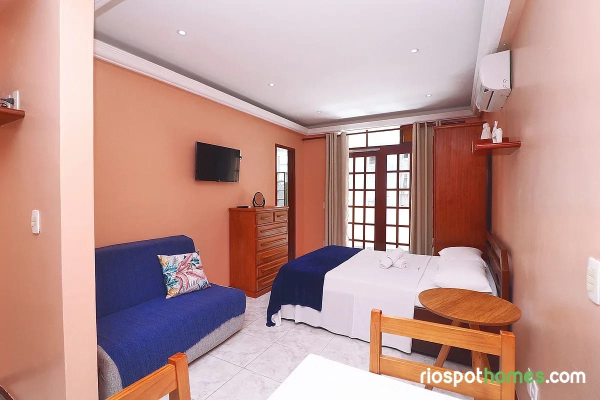 Apartamento com vista lateral para o mar em Copacabana