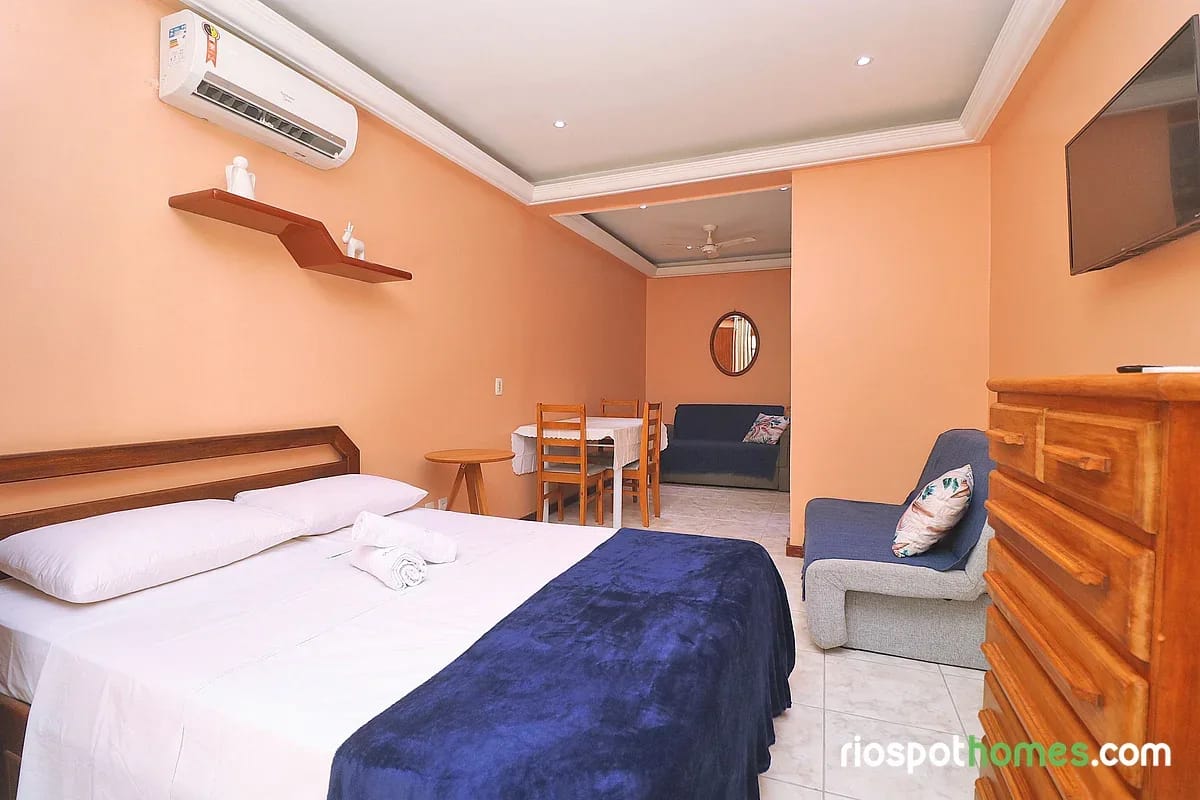 Apartamento com vista lateral para o mar em Copacabana