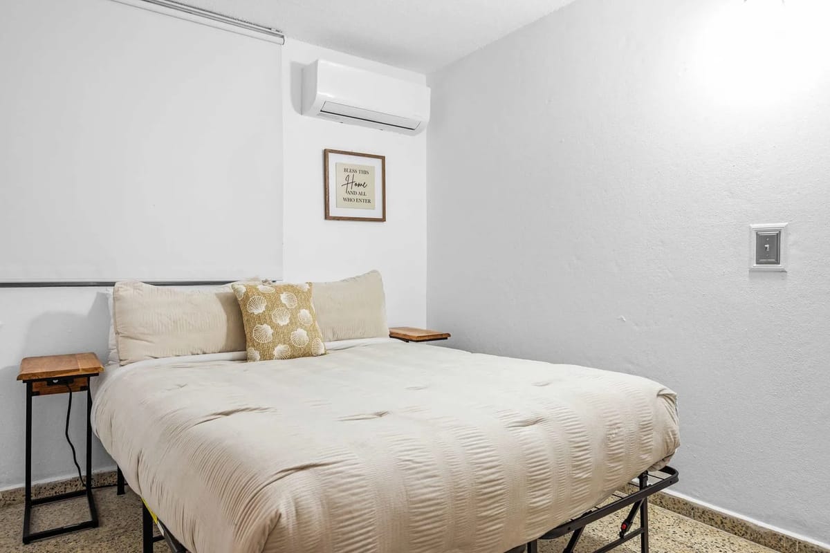 Airport-Ready Apt | Pet Friendly | Fast WiFi