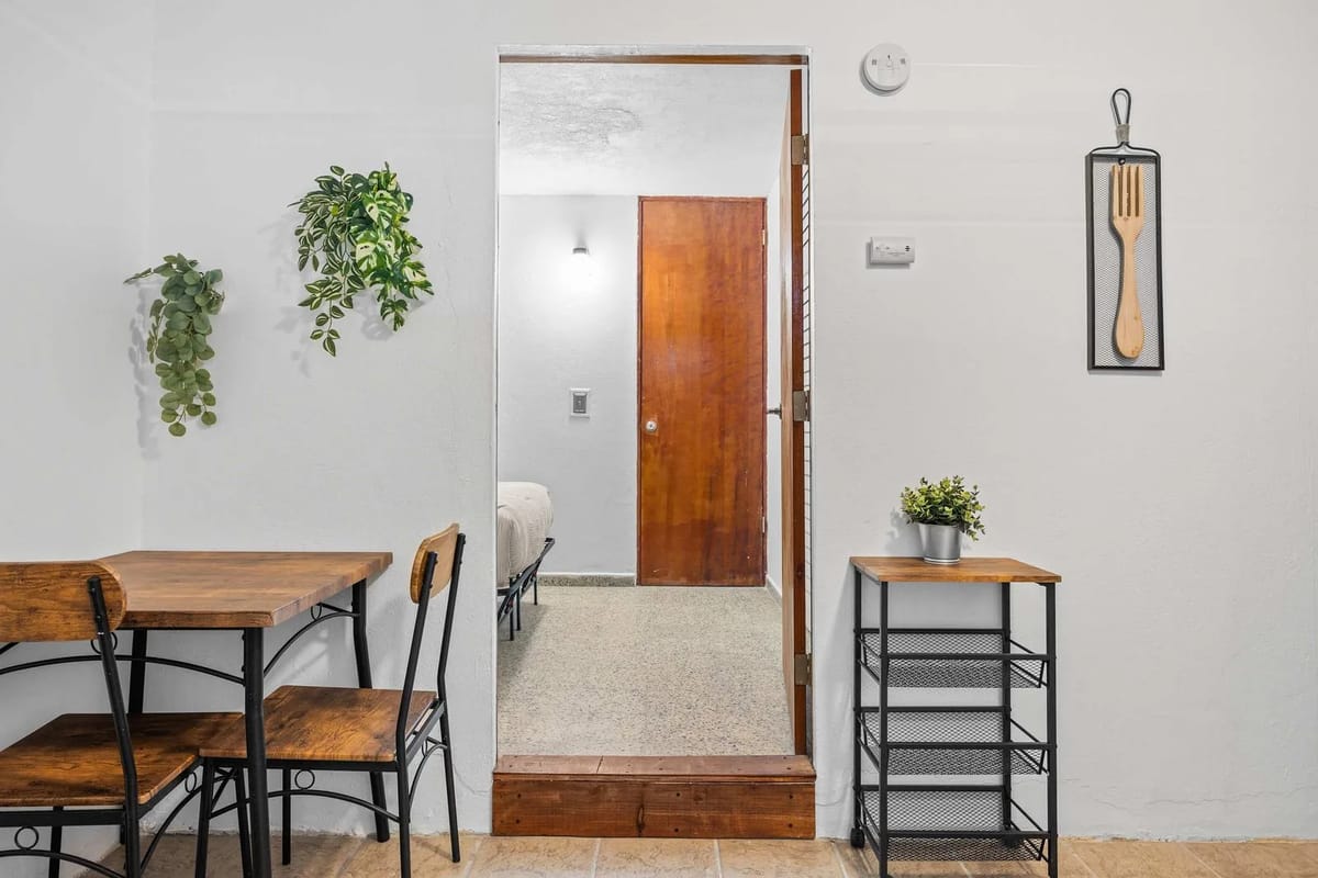 Airport-Ready Apt | Pet Friendly | Fast WiFi