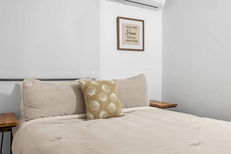 Airport-Ready Apt | Pet Friendly | Fast WiFi 11