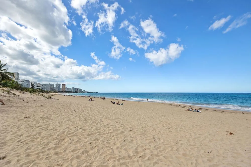 Relájate sobre la arena bañada por el sol. El lugar ideal para relajarse frente al mar.