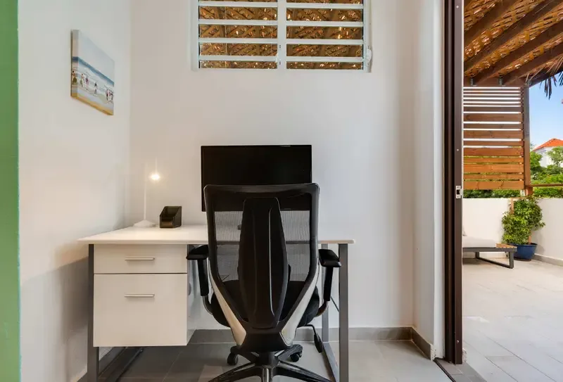 Espacio de trabajo dedicado junto al balcón privado