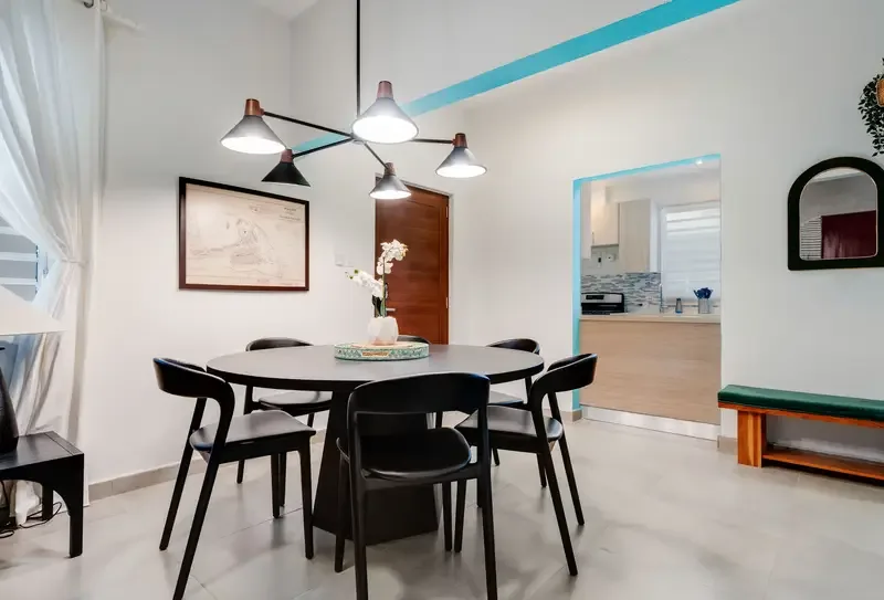 Mesa de comedor para seis junto a la cocina