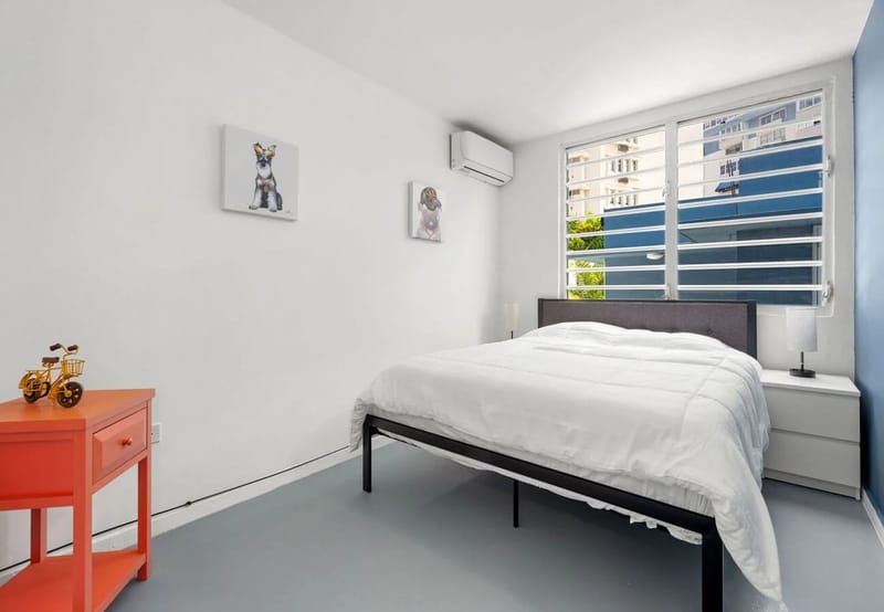 Segundo dormitorio con cama queen y aire acondicionado cerca de la playa de Condado