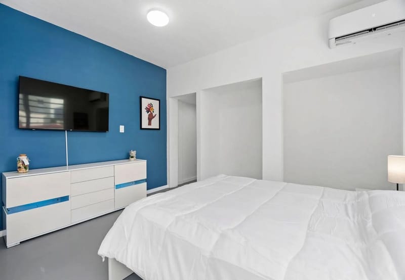 Dormitorio con cama queen, televisor inteligente y aire acondicionado – Condado, 3 dormitorios