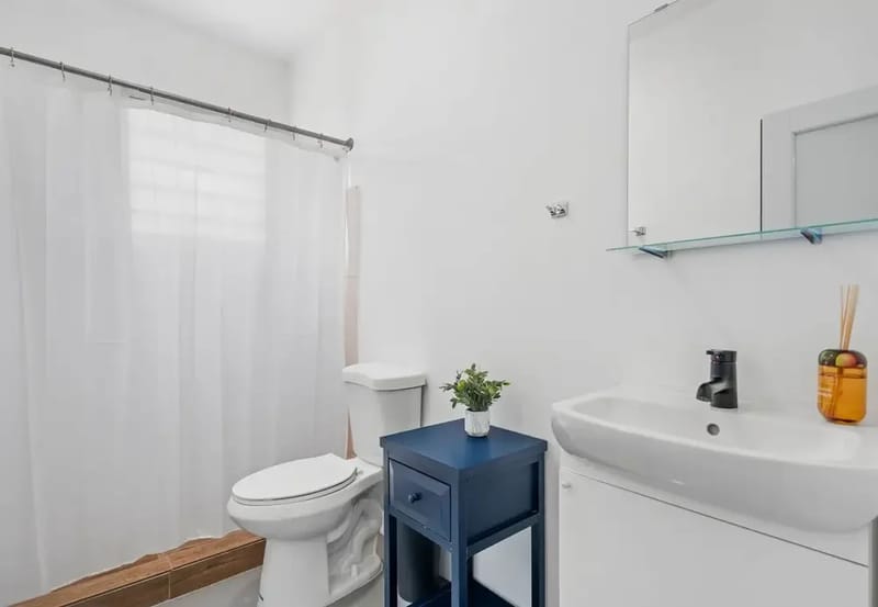 Baño completo 1 con ducha y artículos de aseo nuevos