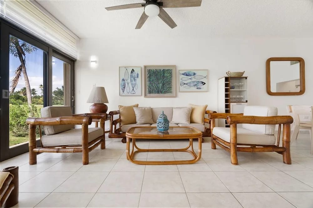 Living room with furniture and direct access to the golf view.