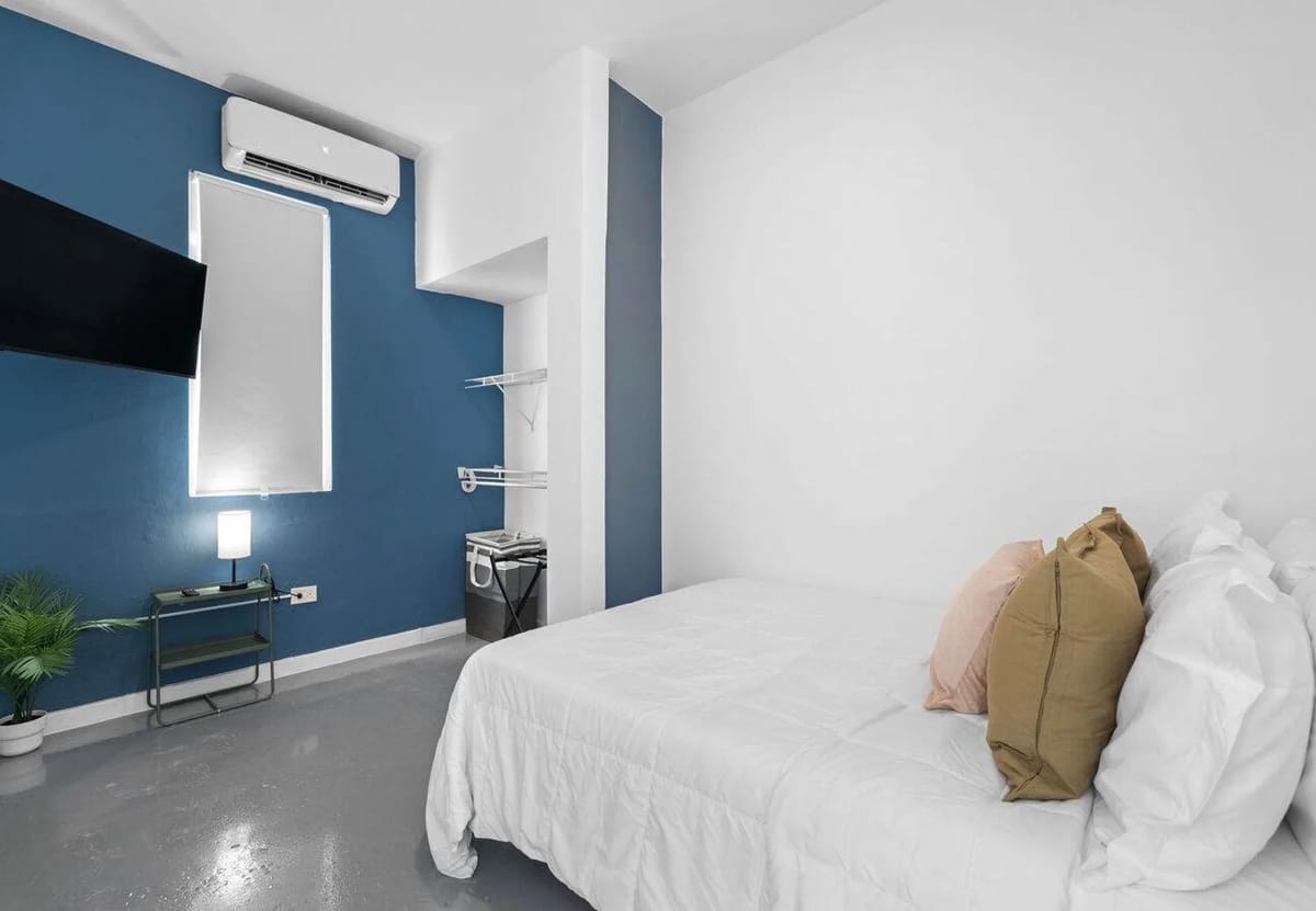 Dormitorio 1 con cama doble, aire acondicionado y televisor inteligente – a 6 min de la playa de Condado
