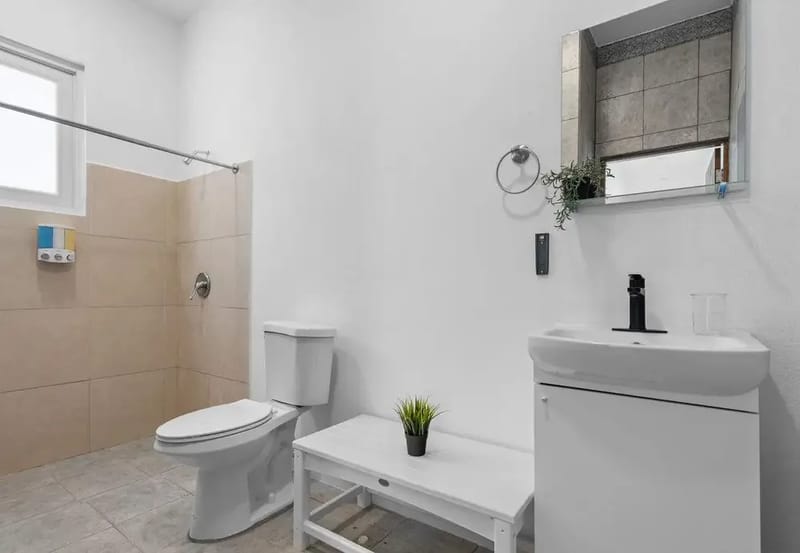 Mueble de lavabo moderno con toallas limpias y artículos de aseo