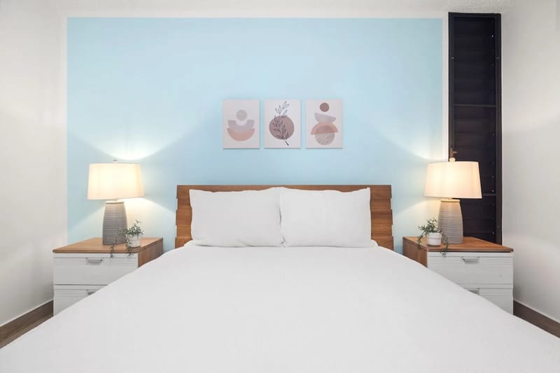 Una cama suave y acogedora, perfecta para relajarse y dejar atrás las preocupaciones.