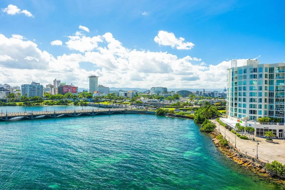 Disfrute de impresionantes vistas panorámicas del perfil urbano y de las brillantes aguas azul celeste desde nuestra ubicación privilegiada.