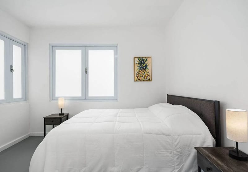 Queen bedroom 1 with pineapple art