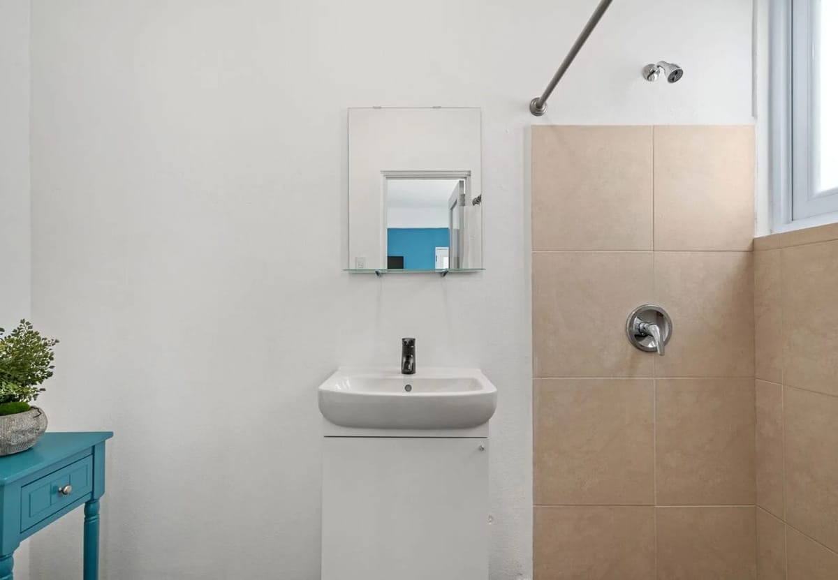 Baño completo con ducha de acceso a nivel y revestimiento de azulejos