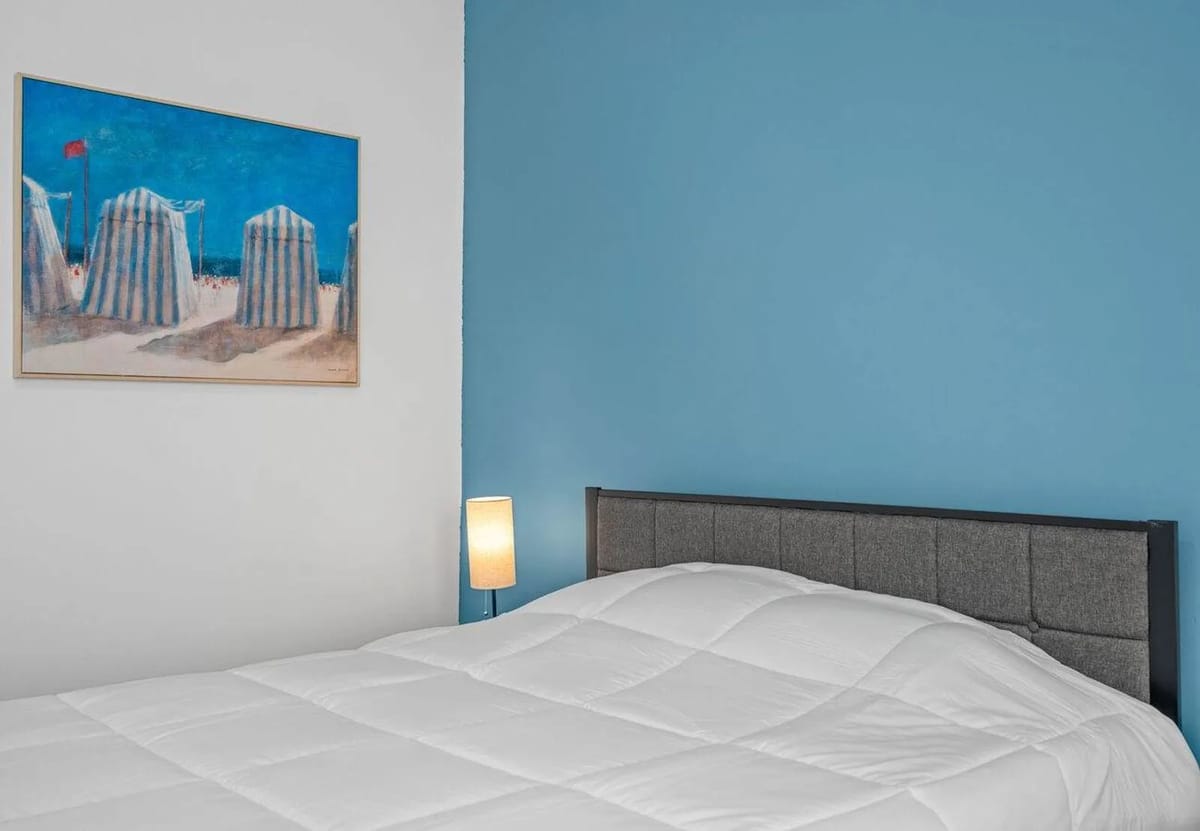 Dormitorio 2 con cama queen, pared decorativa y lámpara de noche
