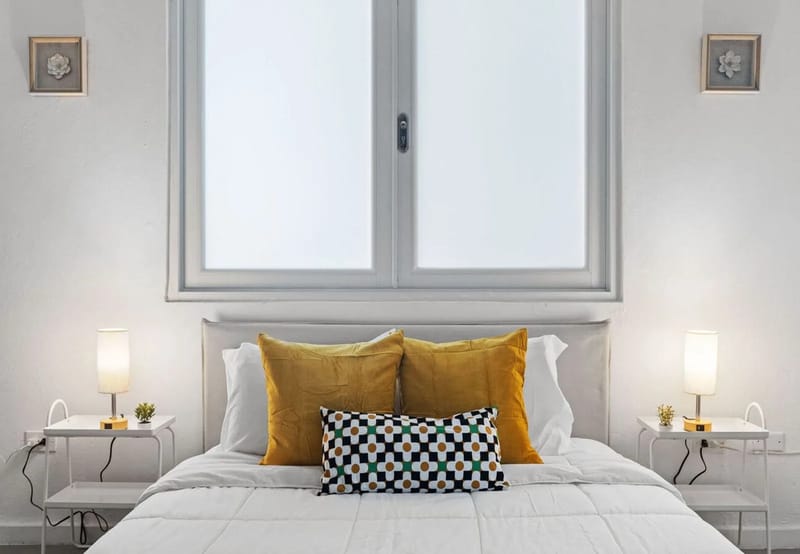 Cama acogedora con aire acondicionado y cortinas para oscurecer la habitación en Condado