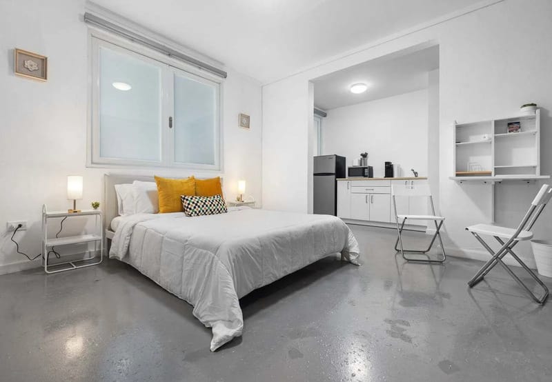 Estudio en Condado para 2: cama, cocina pequeña y escritorio, a poca distancia a pie de la playa
