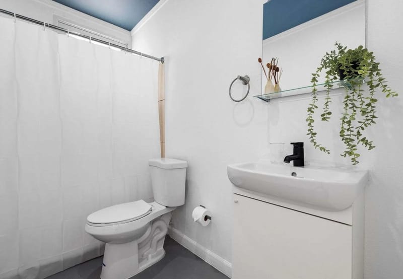 Baño completo limpio con ducha a la que se accede sin escalón