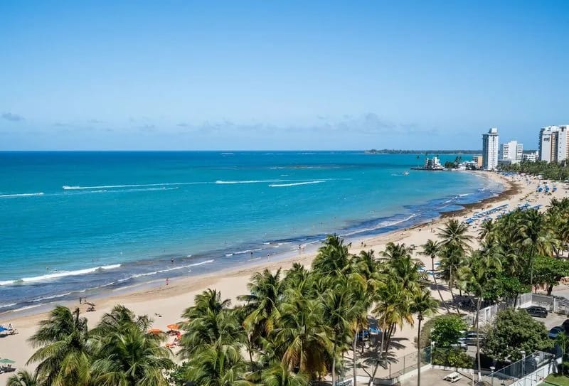 Piscina, acceso directo a la playa y áreas ajardinadas en los alrededores.