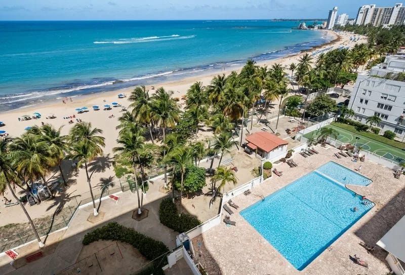 Piscina, acceso directo a la playa y cancha de tenis.