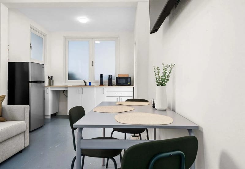 Cocina con nevera de tamaño completo, microondas y espacio para comer para 3 personas