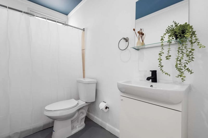 Baño completo y limpio con ducha y mueble de lavabo moderno