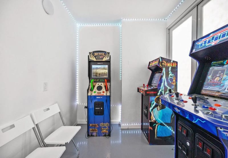 Sala compartida de videojuegos arcade en el edificio: máquinas retro